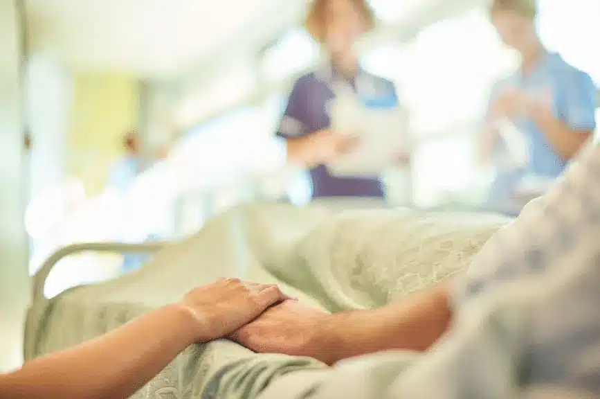 formation bientraitance : soignant accompagnant un patient à son chevet en établissement de santé ou médico-social