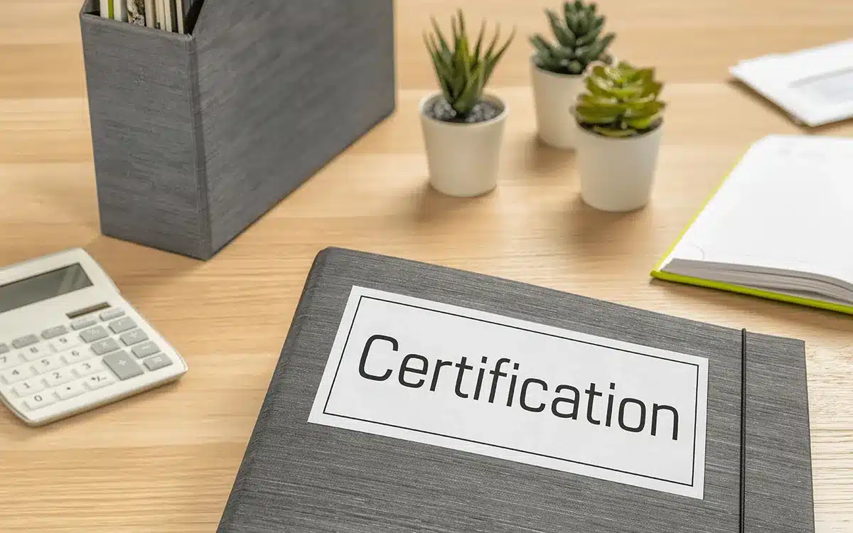 formation certification HAS : classeur Certification posé sur un bureau avec agenda et documents qualité