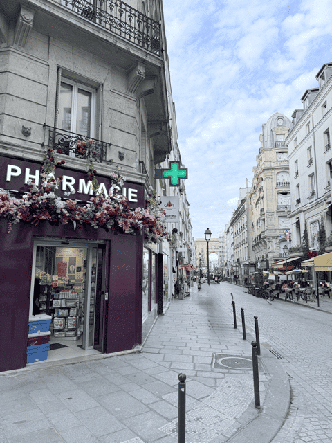 AFGSU 2 : Pharmaciens et Préparateur en Pharmacie officine française moderne avec croix verte lumineuse – AFGSU 2 pharmaciens et préparateurs en pharmacie formés aux gestes d’urgence.