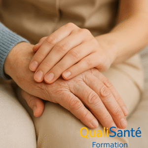 AFGSU 2 AES – Main bienveillante d’une soignante posée sur celle d’une personne âgée, symbole d’accompagnement et de respect dans la formation QualiSanté
