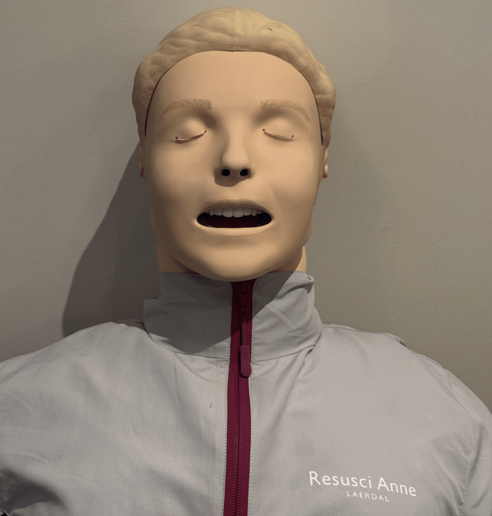 Réanimation cardiopulmonaire (RCP) dans la formation AFGSU 2 : mannequin Resusci Anne utilisé pour l’apprentissage des gestes de premiers secours.