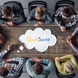 Vue aérienne d'une équipe réunie autour d'une table pour préparer l'évaluation HAS ESSMS avec QualiSanté