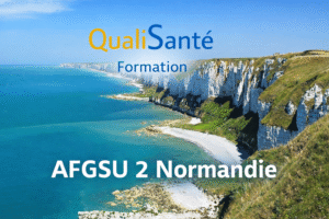 Formation AFGSU 2 Normandie par QualiSanté Formation — falaises d'Étretat en arrière-plan, intervention intra-établissement dans toute la région normande