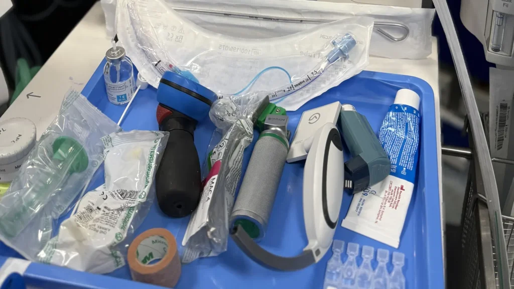 Salaire IADE : plateau d'intubation préparé au bloc opératoire par un infirmier anesthésiste