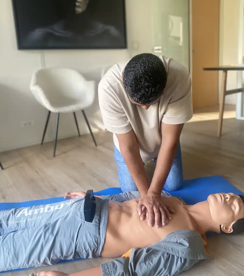 AFGSU 1 : massage cardiaque sur mannequin lors d'une formation aux gestes et soins d'urgence